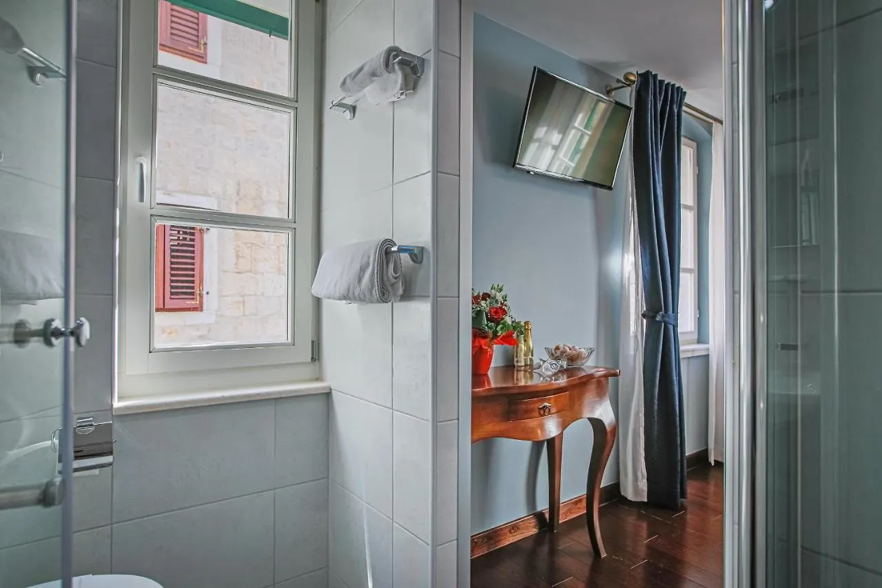 Theatre Luxury Rooms Split Bed and breakfast