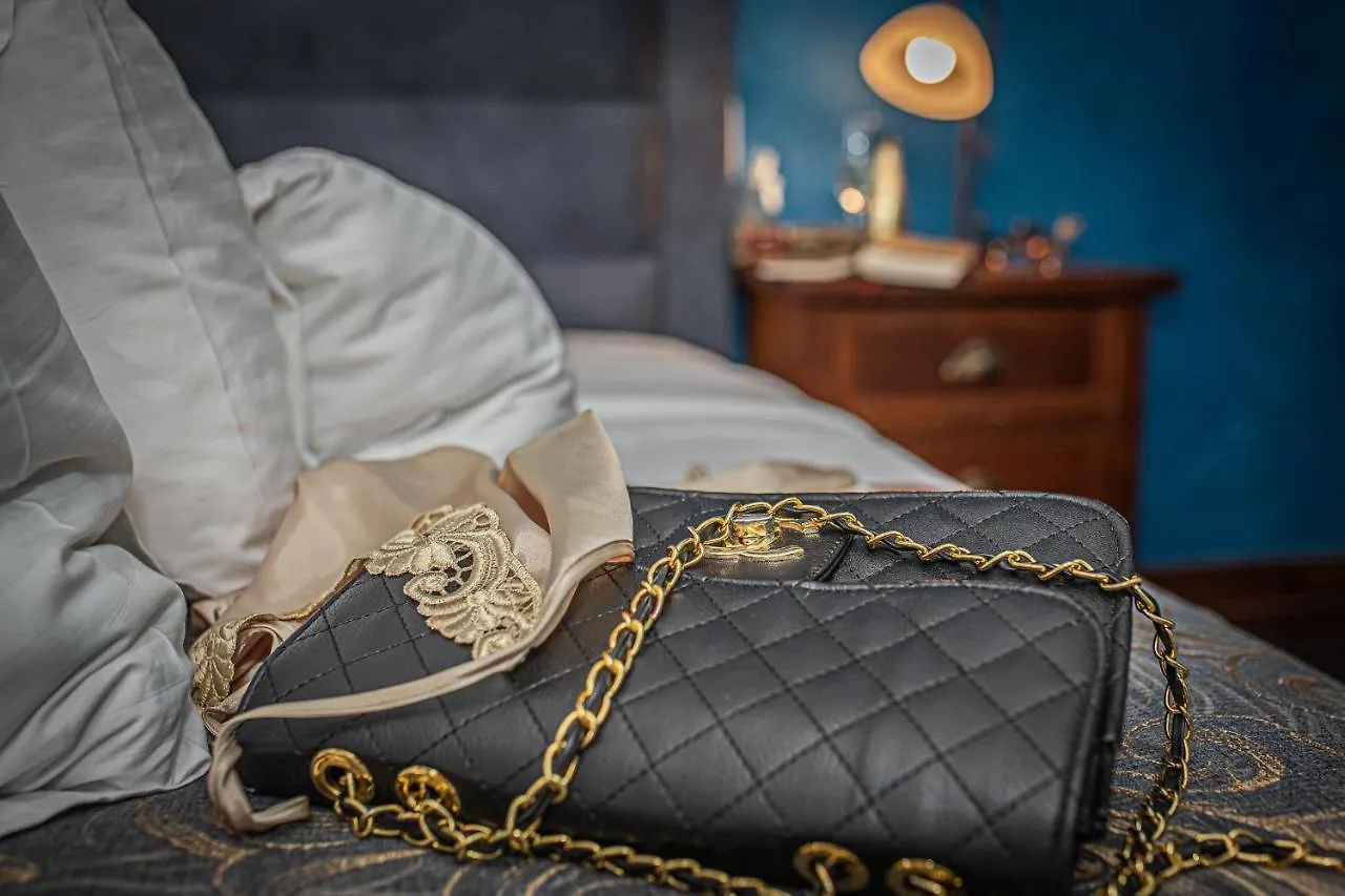 Theatre Luxury Rooms Split Bed & Breakfast