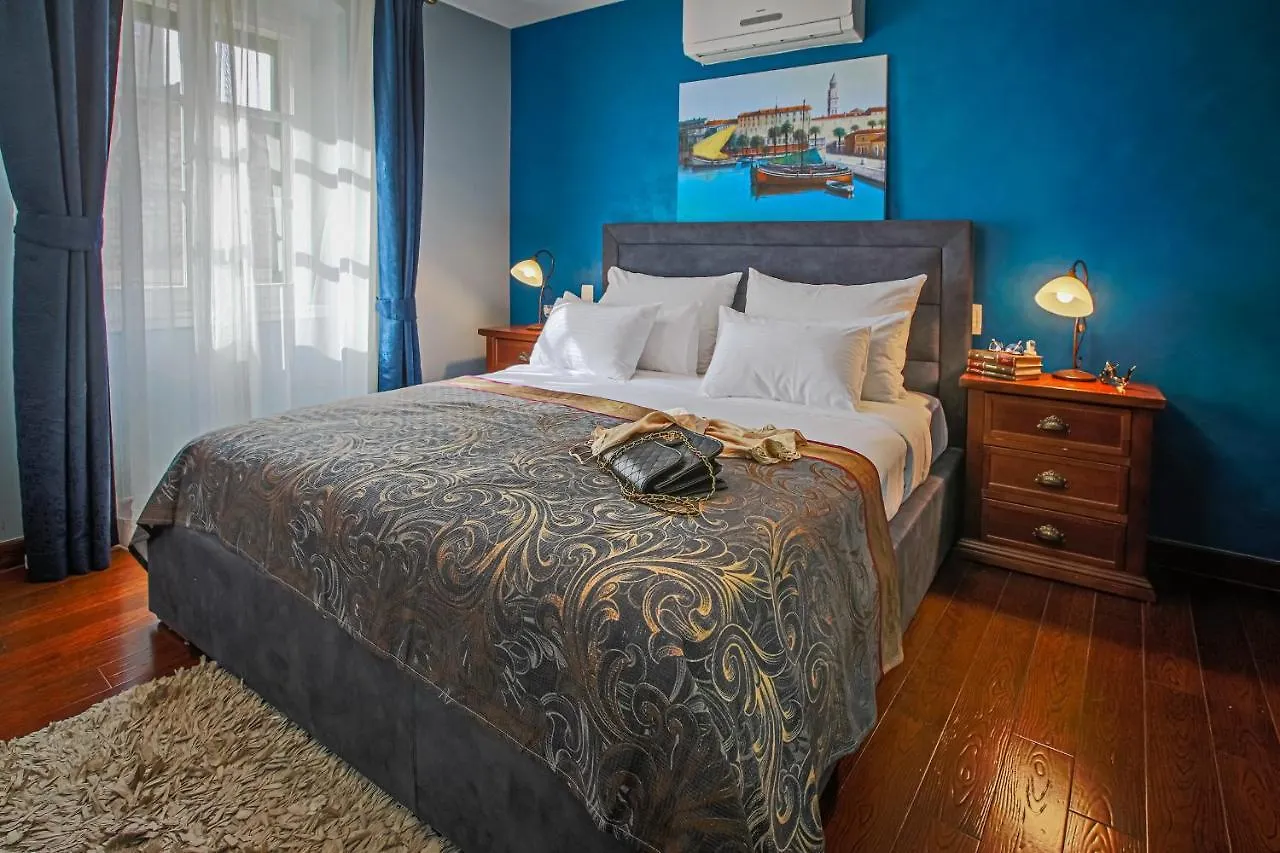 Theatre Luxury Rooms Split Bed & Breakfast